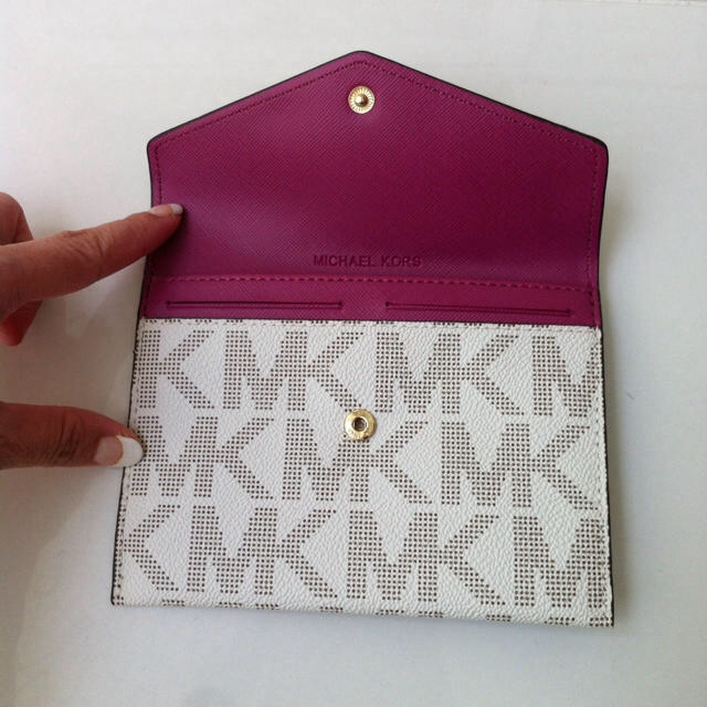 Michael Kors(マイケルコース)のMichael Korsパスポートケース レディースのバッグ(スーツケース/キャリーバッグ)の商品写真
