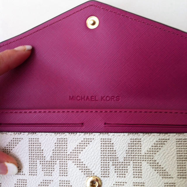 Michael Kors(マイケルコース)のMichael Korsパスポートケース レディースのバッグ(スーツケース/キャリーバッグ)の商品写真