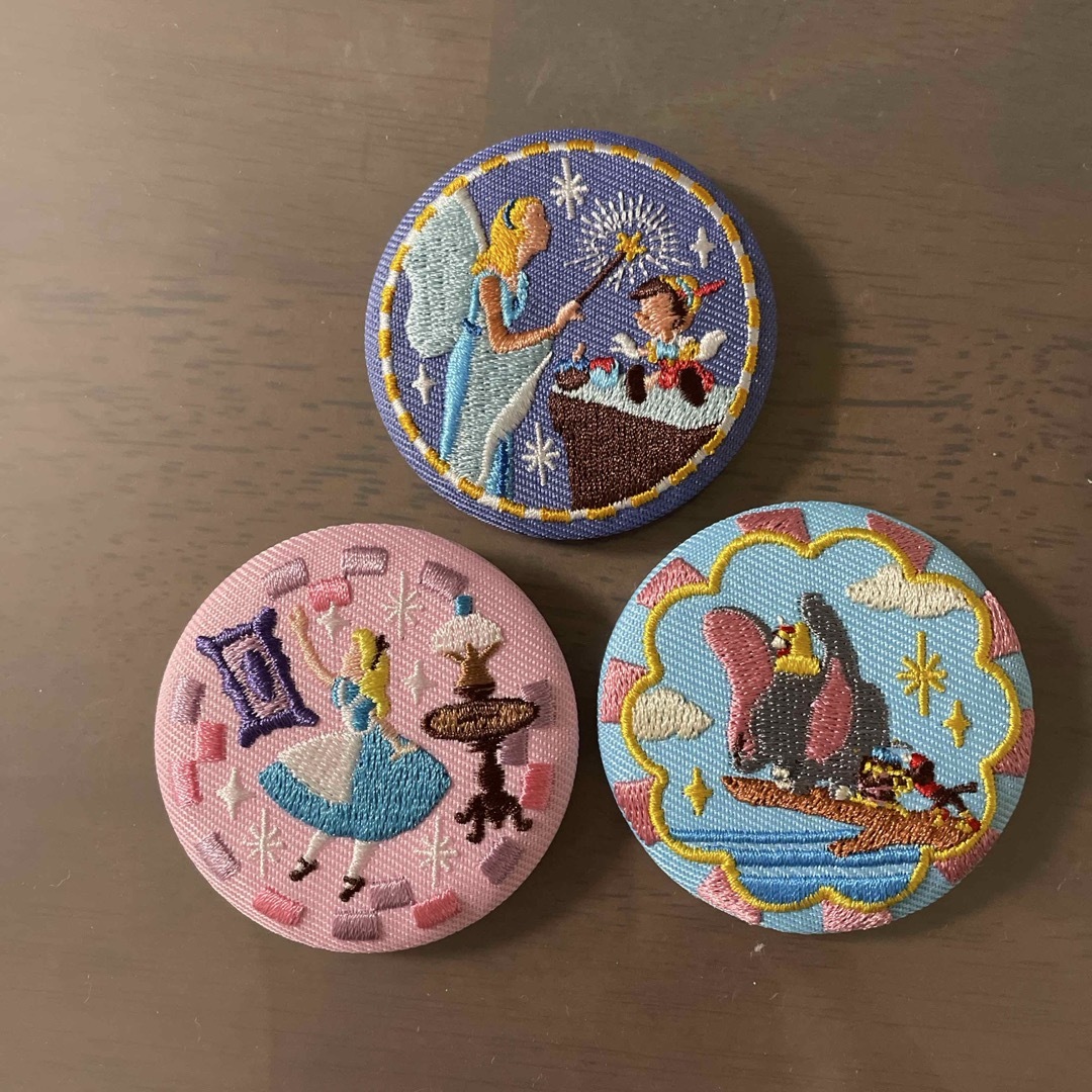 Disney(ディズニー)のディズニー刺繍缶バッチ エンタメ/ホビーのアニメグッズ(バッジ/ピンバッジ)の商品写真
