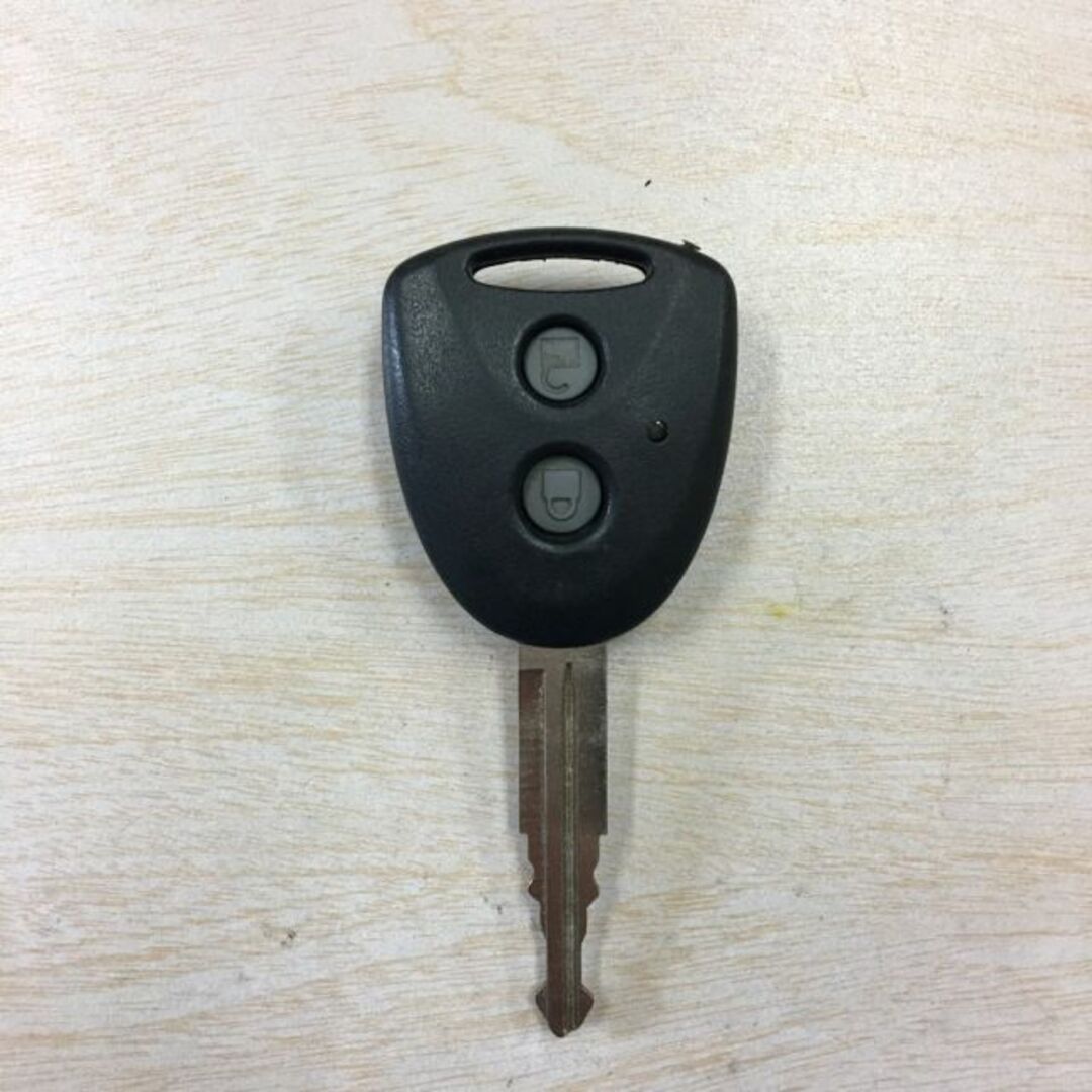 DA19009 ランプ点灯 ダイハツ純正 リモコン ムーブ ムーヴ タント ミラ イース等 2ボタン 001YUB1005 グレーボタン  キーレス 自動車/バイクの自動車(車内アクセサリ)の商品写真