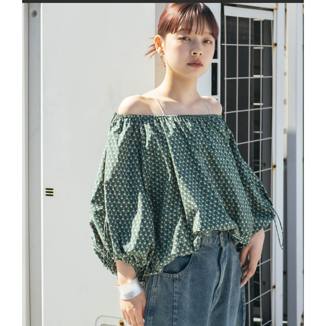 KBF(ケービーエフ)の※ARANA様専用【KBF】2WAYフラワープリントブラウス レディースのトップス(シャツ/ブラウス(長袖/七分))の商品写真