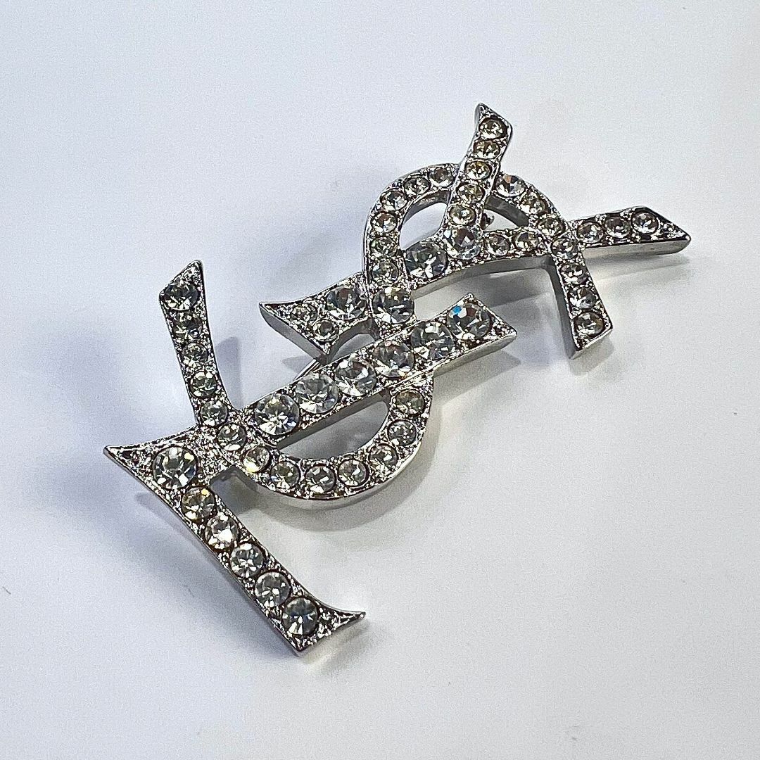 Yves Saint Laurent(イヴサンローラン)のYSL イヴ・サンローラン ロゴ ラインストーン ブローチ シルバー 美品 レディースのアクセサリー(ブローチ/コサージュ)の商品写真