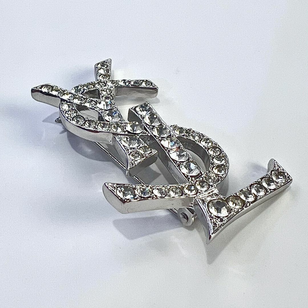 Yves Saint Laurent(イヴサンローラン)のYSL イヴ・サンローラン ロゴ ラインストーン ブローチ シルバー 美品 レディースのアクセサリー(ブローチ/コサージュ)の商品写真