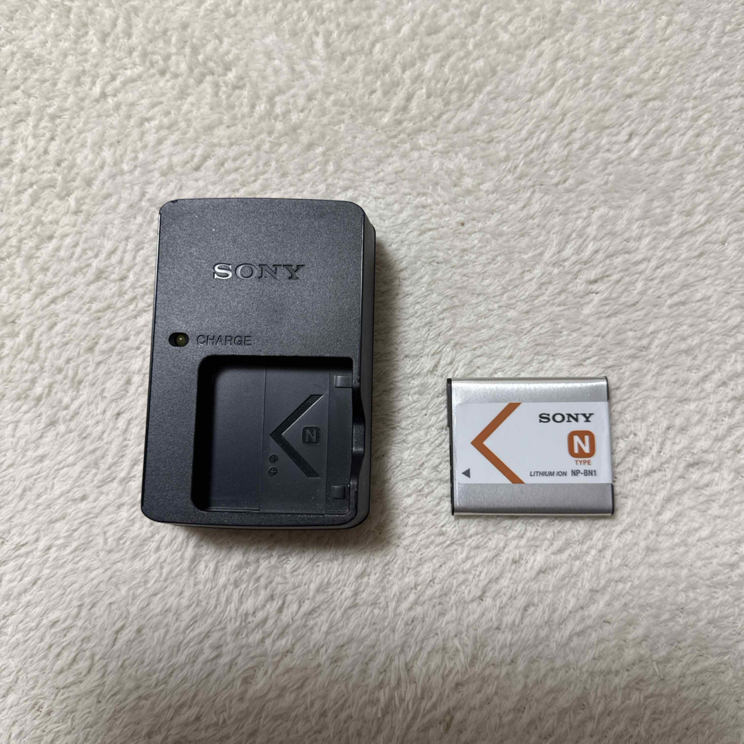 SONY(ソニー)のSONYサイバーショット純正充電器+バッテリー スマホ/家電/カメラのスマートフォン/携帯電話(バッテリー/充電器)の商品写真