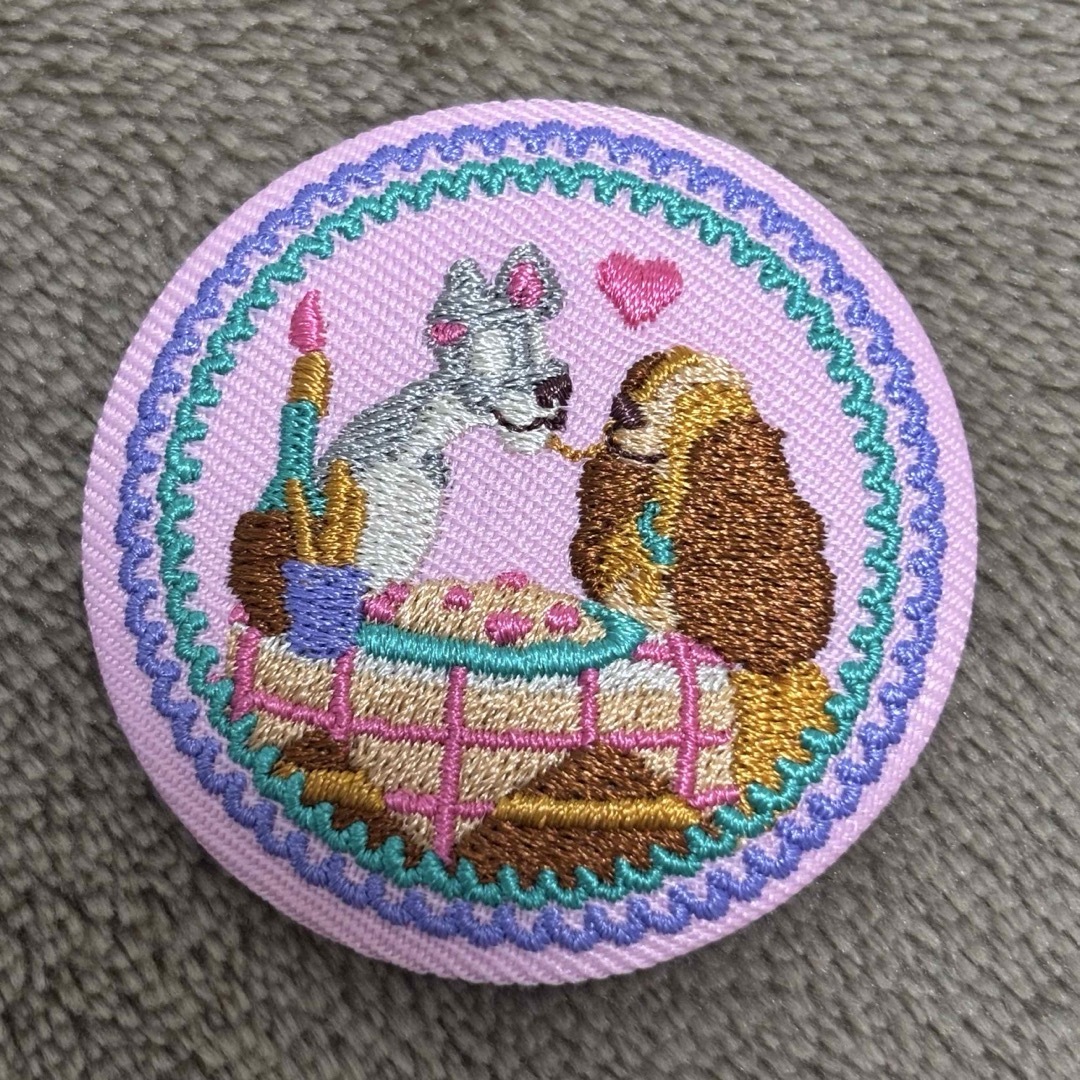 Disney(ディズニー)のディズニー 刺繍缶バッジ わんわん物語 エンタメ/ホビーのおもちゃ/ぬいぐるみ(キャラクターグッズ)の商品写真