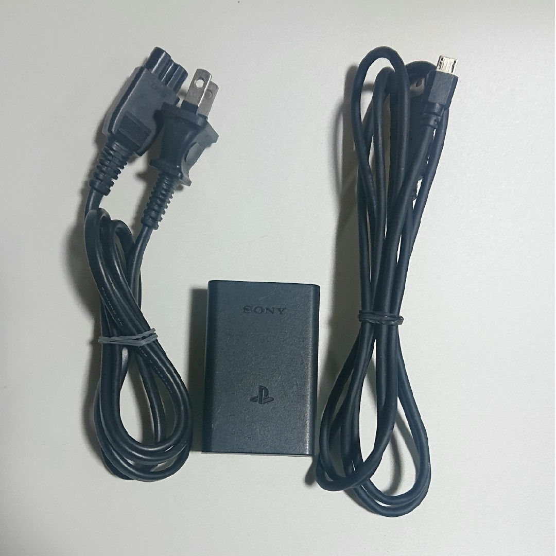 SONY(ソニー)のPSvita 2000型 SONY純正 ケーブル付 ACアダプター 充電器 エンタメ/ホビーのゲームソフト/ゲーム機本体(携帯用ゲーム機本体)の商品写真
