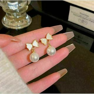 リボン ピアス パール ホワイト シンプル 可愛い デート 結婚式(ピアス)