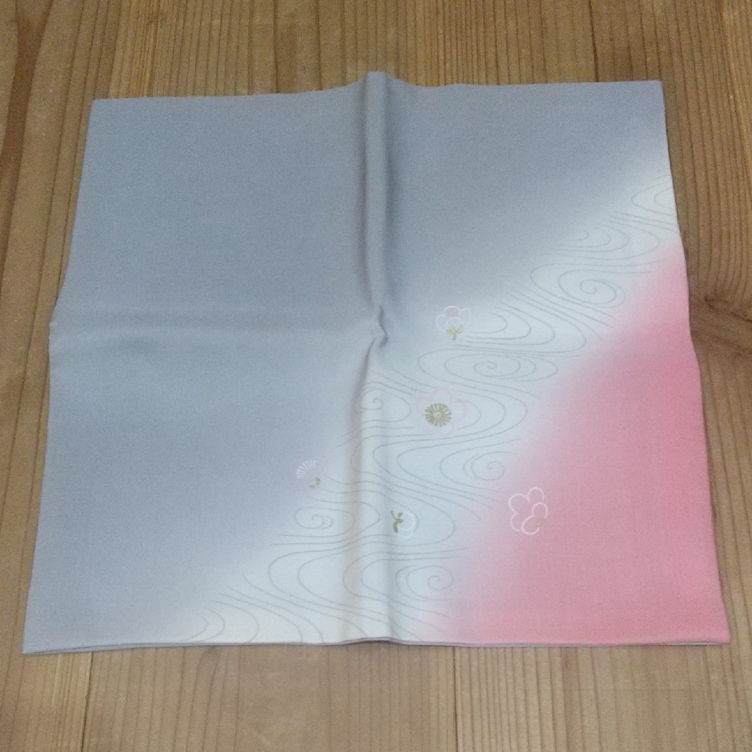 セール★帛紗  佐保路 友禅染 利休鼠   観世水に紅白梅 30g 正絹 未使用 エンタメ/ホビーの美術品/アンティーク(絵画/タペストリー)の商品写真