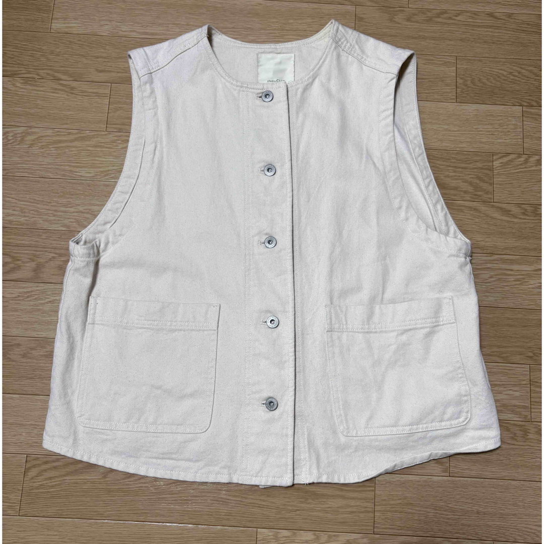 STUDIO CLIP(スタディオクリップ)のノーカラーデニムベスト レディースのトップス(ベスト/ジレ)の商品写真