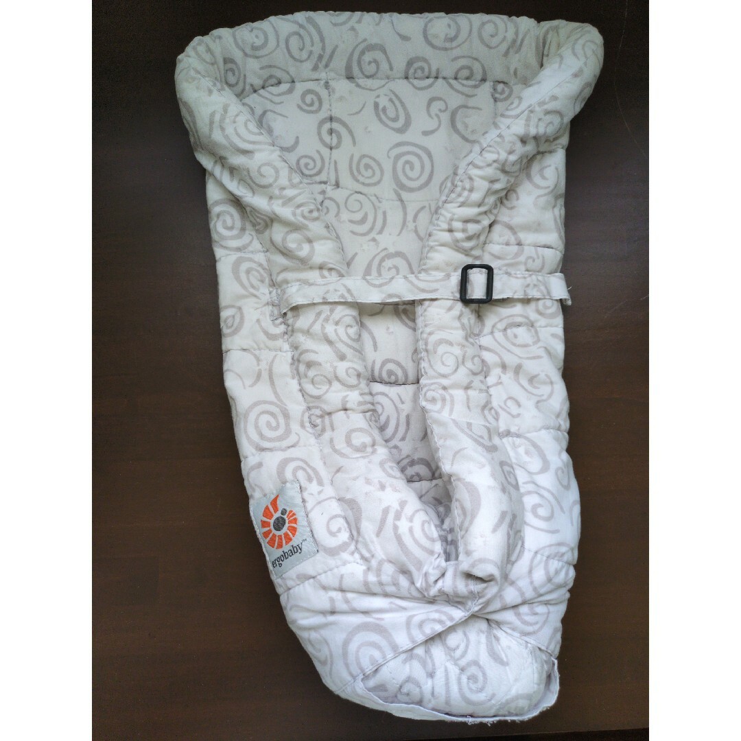 Ergobaby(エルゴベビー)のエルゴベビー 新生児用 インサート ギャラクシーグレー キッズ/ベビー/マタニティの外出/移動用品(抱っこひも/おんぶひも)の商品写真