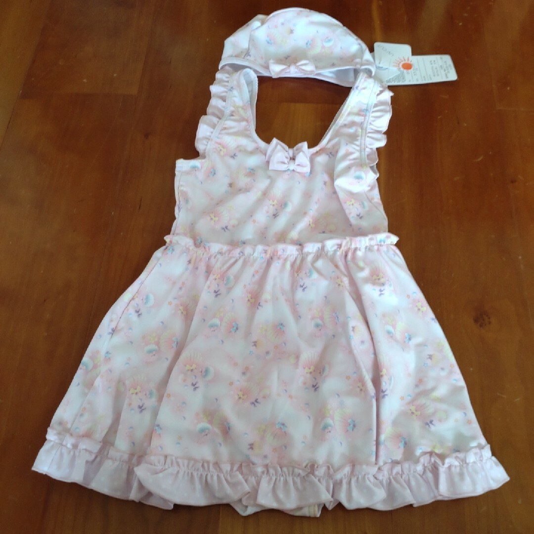 新品貝殻柄ワンピース水着とスイムキャップ　130 キッズ/ベビー/マタニティのキッズ服女の子用(90cm~)(水着)の商品写真