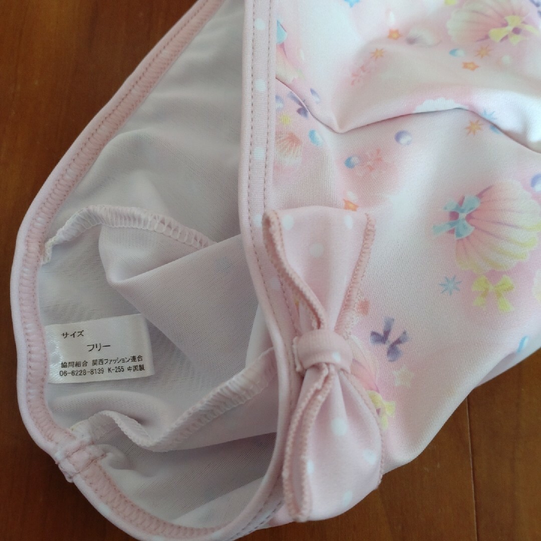 新品貝殻柄ワンピース水着とスイムキャップ　130 キッズ/ベビー/マタニティのキッズ服女の子用(90cm~)(水着)の商品写真