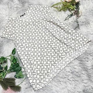 ニジュウサンク(23区)の【23区 × RATTI】幾何学模様 半袖Tシャツ Vネック　40(Tシャツ(半袖/袖なし))