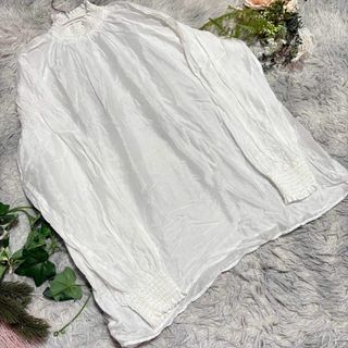 【MAYSON GREY】ホワイト 長袖シャツ ギャザー入り ハイネック