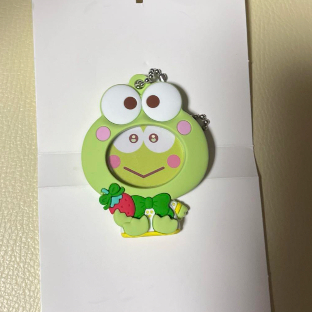 サンリオ(サンリオ)のサンリオ フォトバッジ付きマスコット けろけろけろっぴ エンタメ/ホビーのおもちゃ/ぬいぐるみ(キャラクターグッズ)の商品写真
