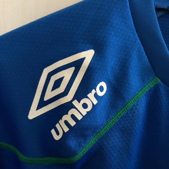 UMBRO(アンブロ)のアンブロ☆トレーニングシャツM スポーツ/アウトドアのサッカー/フットサル(ウェア)の商品写真