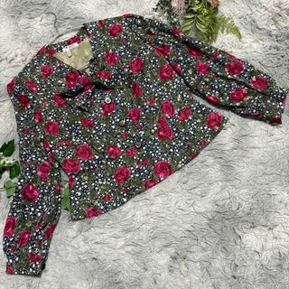 ミツコシ(三越)の【MITSUKOSHI】花柄長袖シャツ リボン　総柄　フラワー　ショート丈(シャツ/ブラウス(長袖/七分))