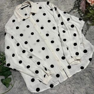ザラ(ZARA)の【ZARA】ドット柄 長袖シャツ ホワイト/ブラック M(シャツ/ブラウス(長袖/七分))