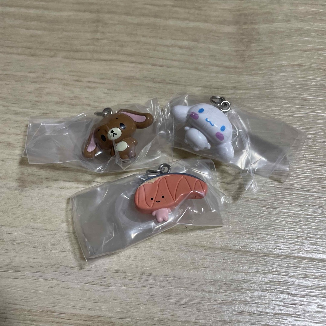 サンリオ めじるしアクセサリー2 シナモンロール KIRIMIちゃん くろうさ エンタメ/ホビーのおもちゃ/ぬいぐるみ(キャラクターグッズ)の商品写真