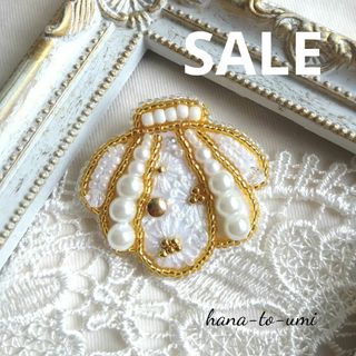 no.H224　貝殻のビーズ刺繍ブローチ［ゴールド✕ホワイト］(ブローチ/コサージュ)