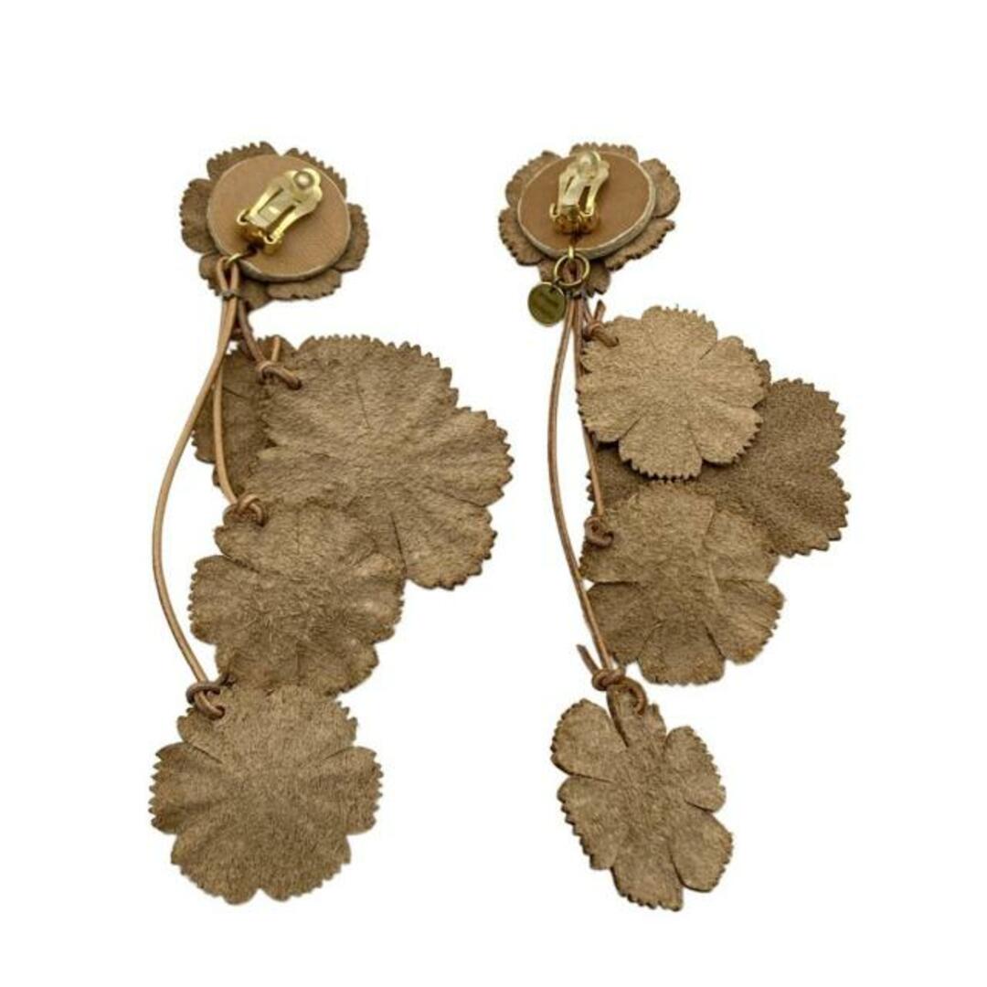 FUMIE=TANAKA(フミエタナカ) イヤリング美品  - レザー ベージュ×ゴールド フラワー(花) レディースのアクセサリー(イヤリング)の商品写真