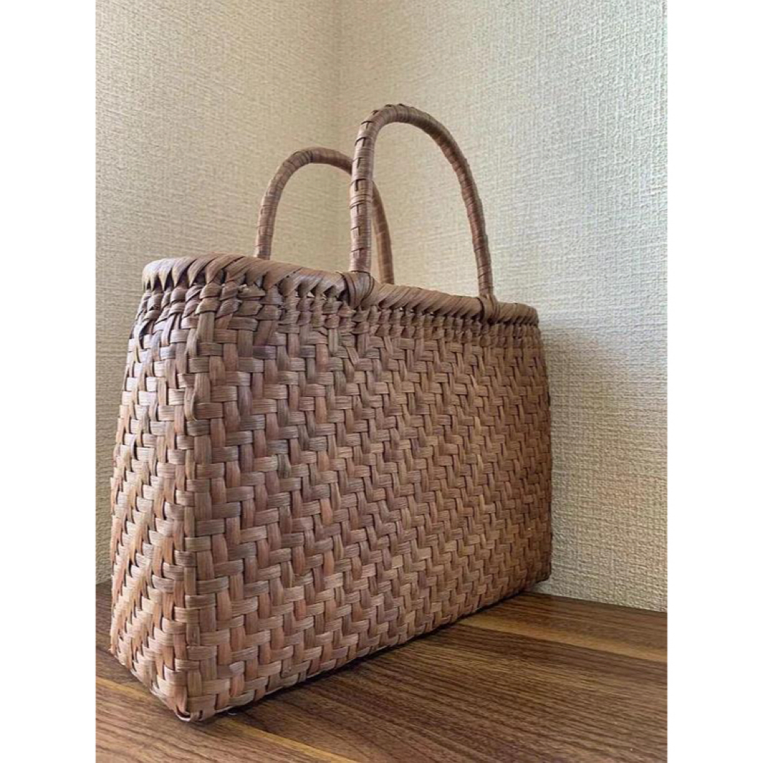 山葡萄かごバッグ　手作り　山葡萄籠バッグ　網代編み　定番　チャーム付き　内布あり レディースのバッグ(かごバッグ/ストローバッグ)の商品写真