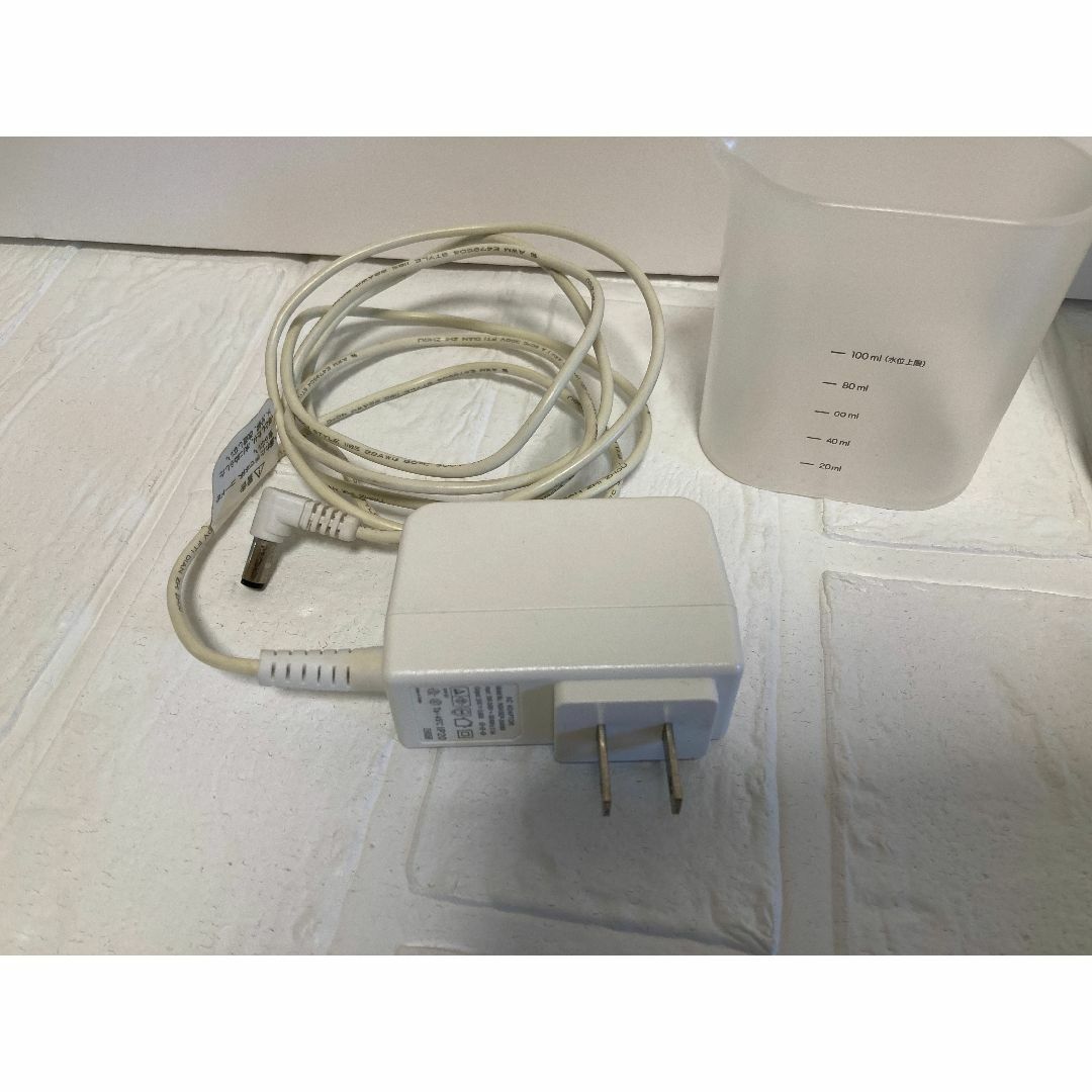 MUJI (無印良品)(ムジルシリョウヒン)の無印良品　無印　卓上型加湿器 100ml ホワイト スマホ/家電/カメラの冷暖房/空調(その他)の商品写真