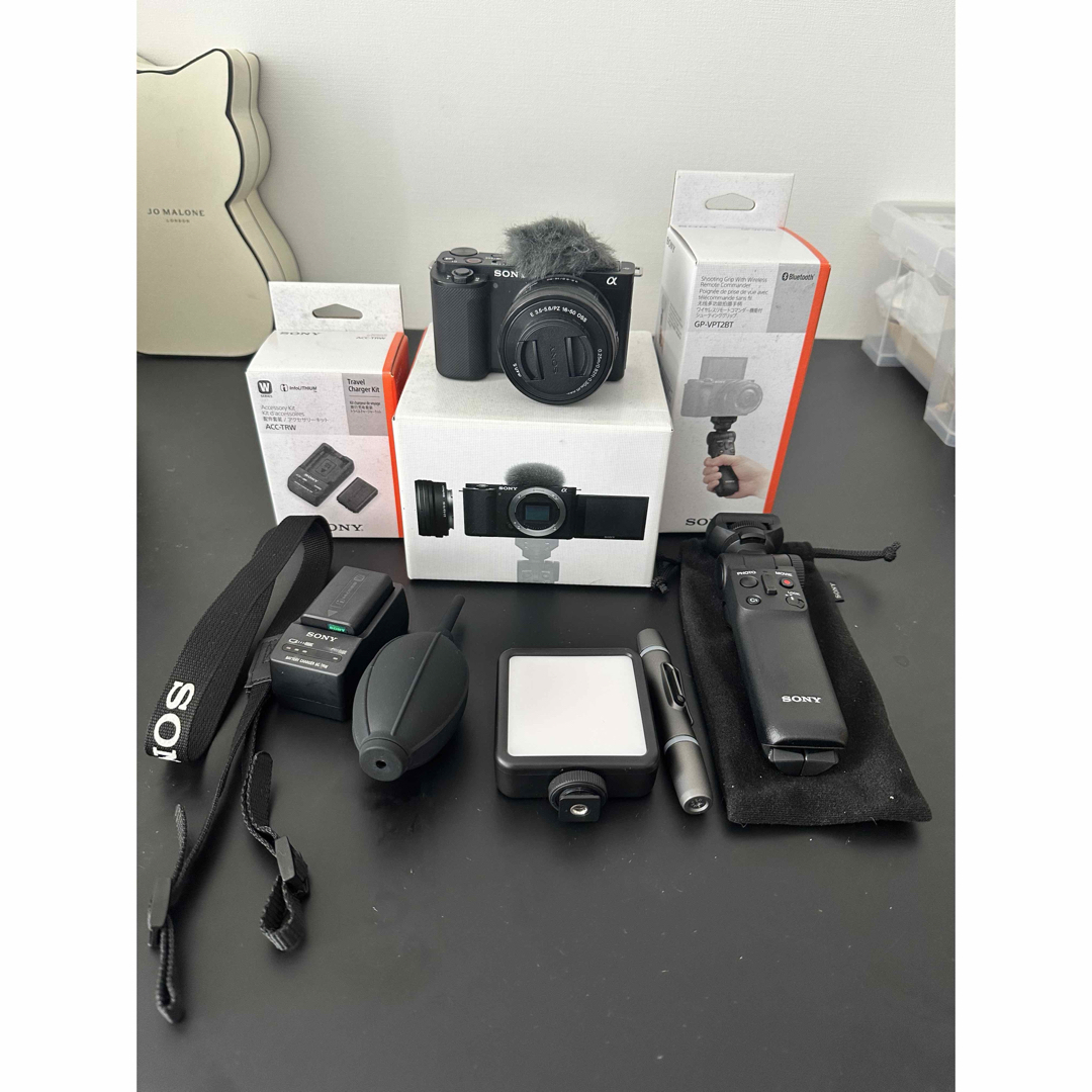 SONY(ソニー)のzv-e10 ミラーレス一眼 カメラセット スマホ/家電/カメラのカメラ(ミラーレス一眼)の商品写真