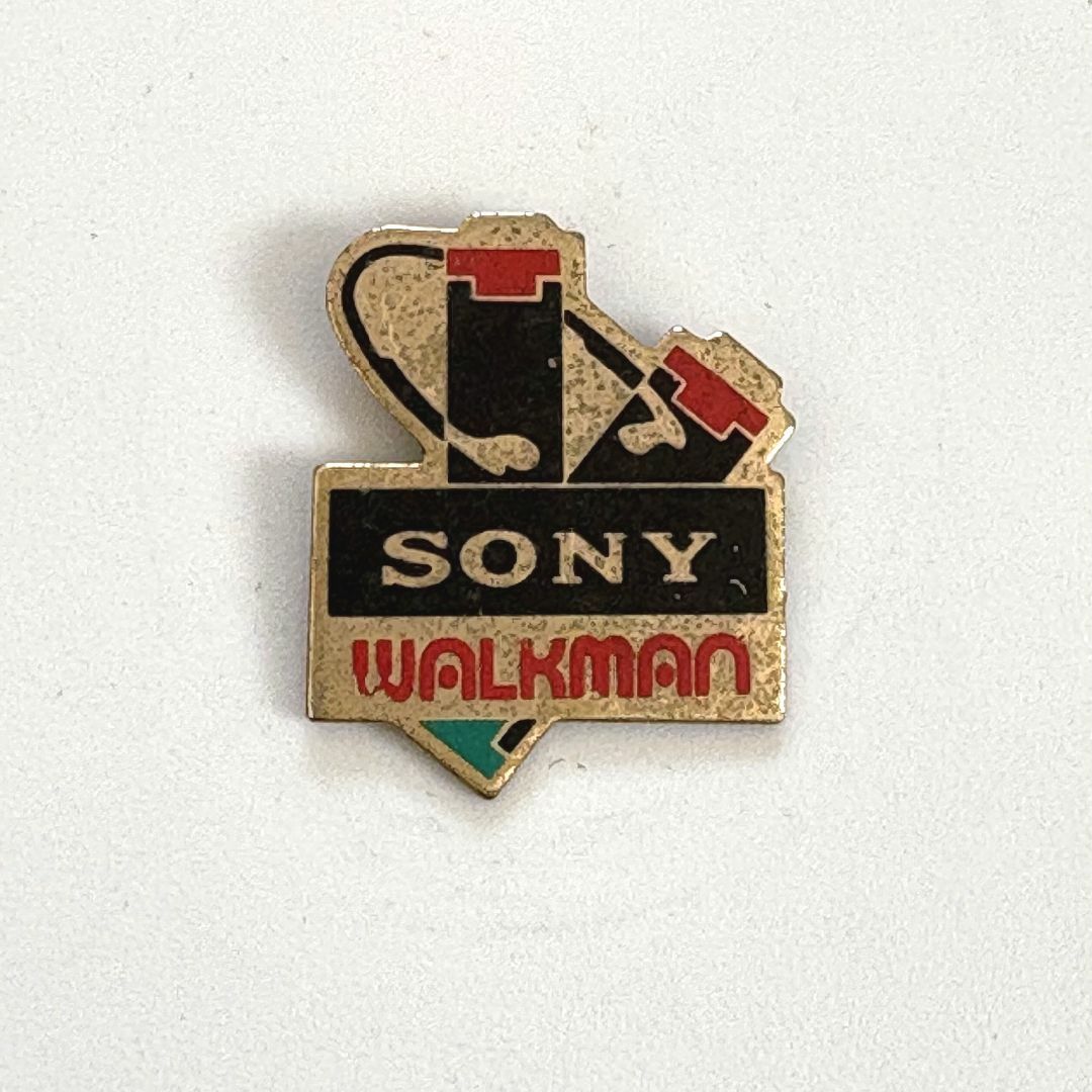 SONY(ソニー)の★39607 フランス雑貨 ピンズ ピンバッジ ★ソニー ウォークマン 電池 エンタメ/ホビーの美術品/アンティーク(その他)の商品写真