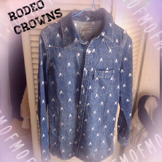 ロデオクラウンズ(RODEO CROWNS)のスカル刺繍デニムシャツ(シャツ/ブラウス(長袖/七分))