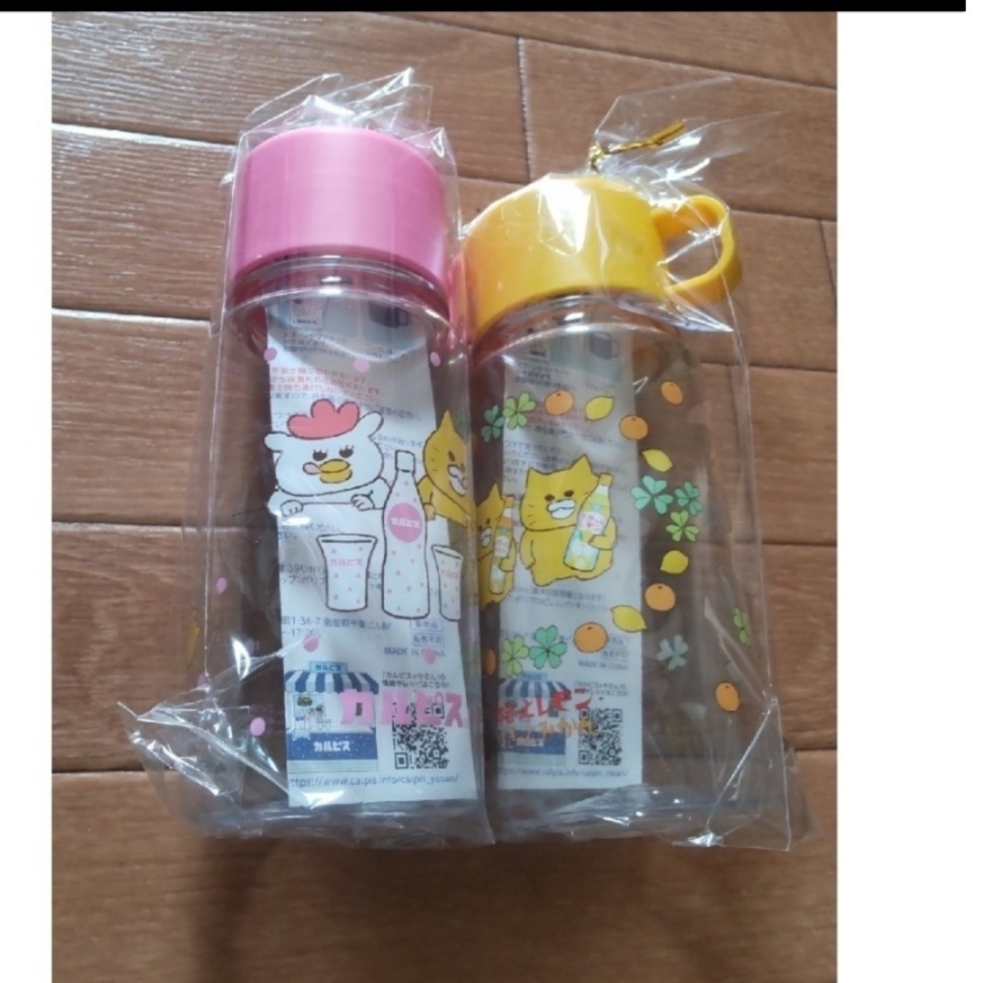 アサヒ(アサヒ)の2本 カルピス ノラネコぐんだん コップ付きボトル エンタメ/ホビーのコレクション(ノベルティグッズ)の商品写真