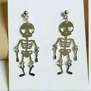 ラスト1点‼️【新品未使用品】ピアス　ガイコツ　骨　ドクロ　イベント　ハロウィン(ピアス)