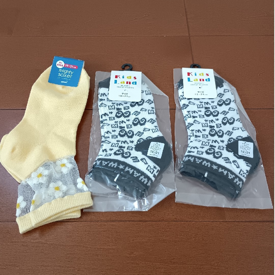 キッズ靴下3足セット キッズ/ベビー/マタニティのこども用ファッション小物(靴下/タイツ)の商品写真