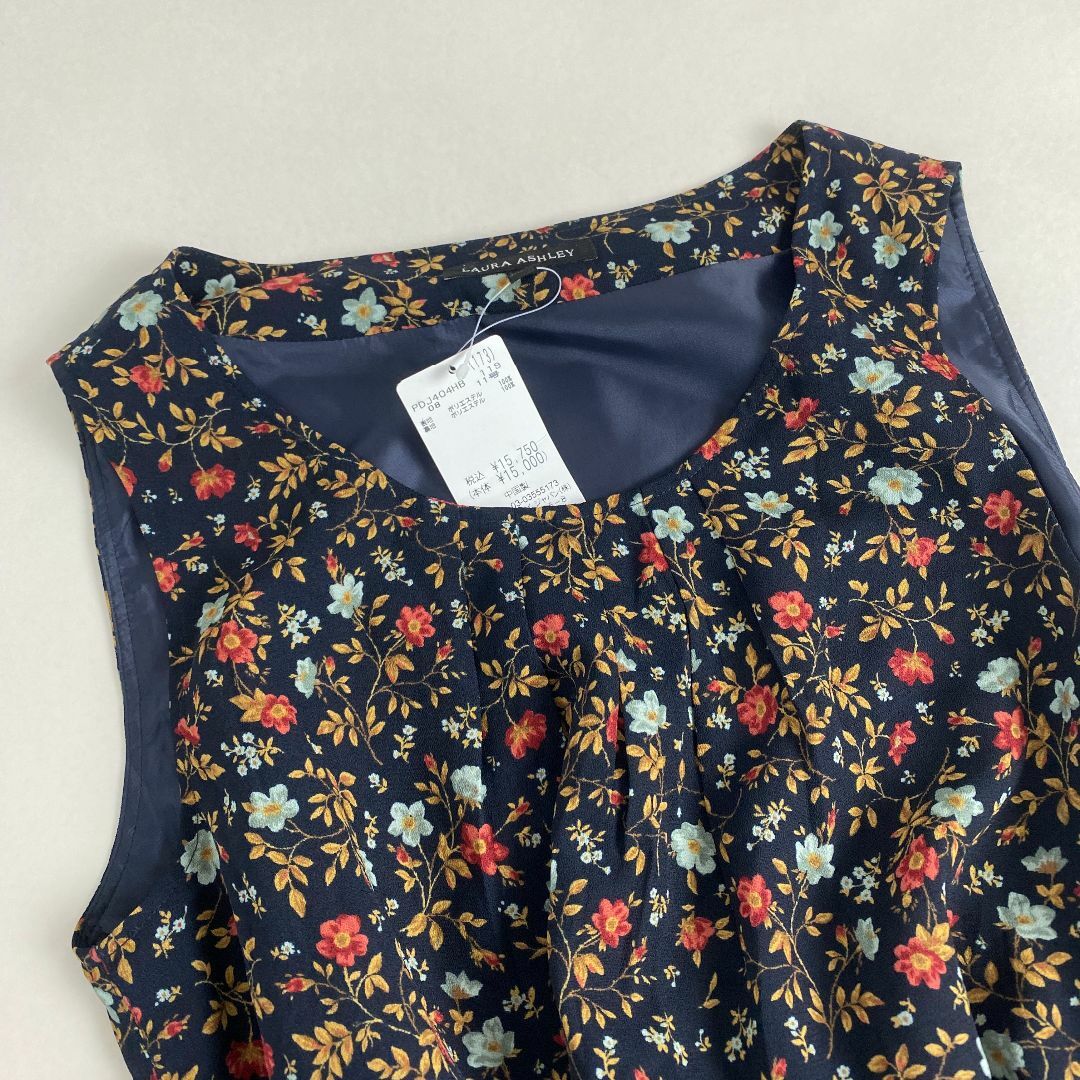 LAURA ASHLEY(ローラアシュレイ)の美品　ローラアシュレイ　ワンピース　未使用 タグ付き 花柄　ロングワンピース レディースのワンピース(ロングワンピース/マキシワンピース)の商品写真