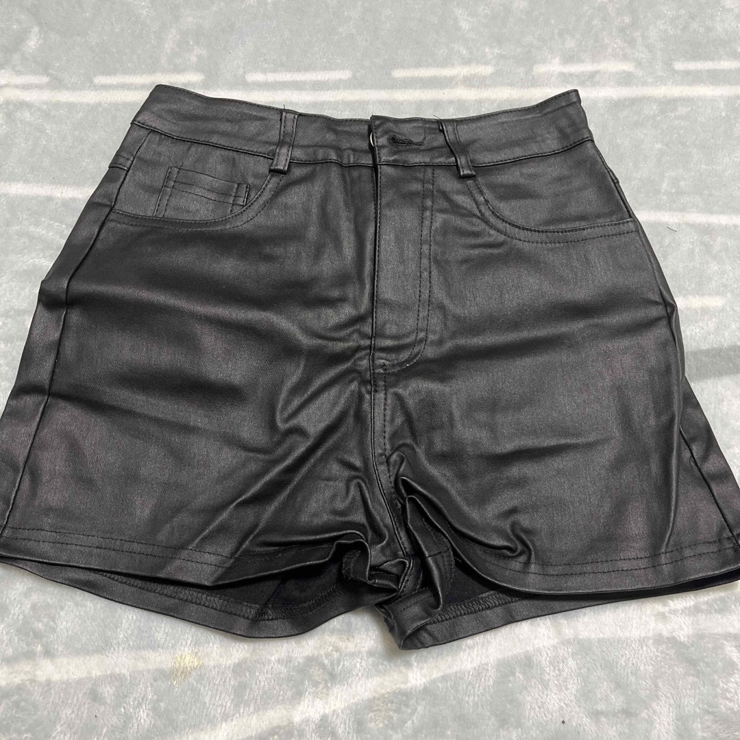 レザー風ショートパンツ レディースのパンツ(ショートパンツ)の商品写真