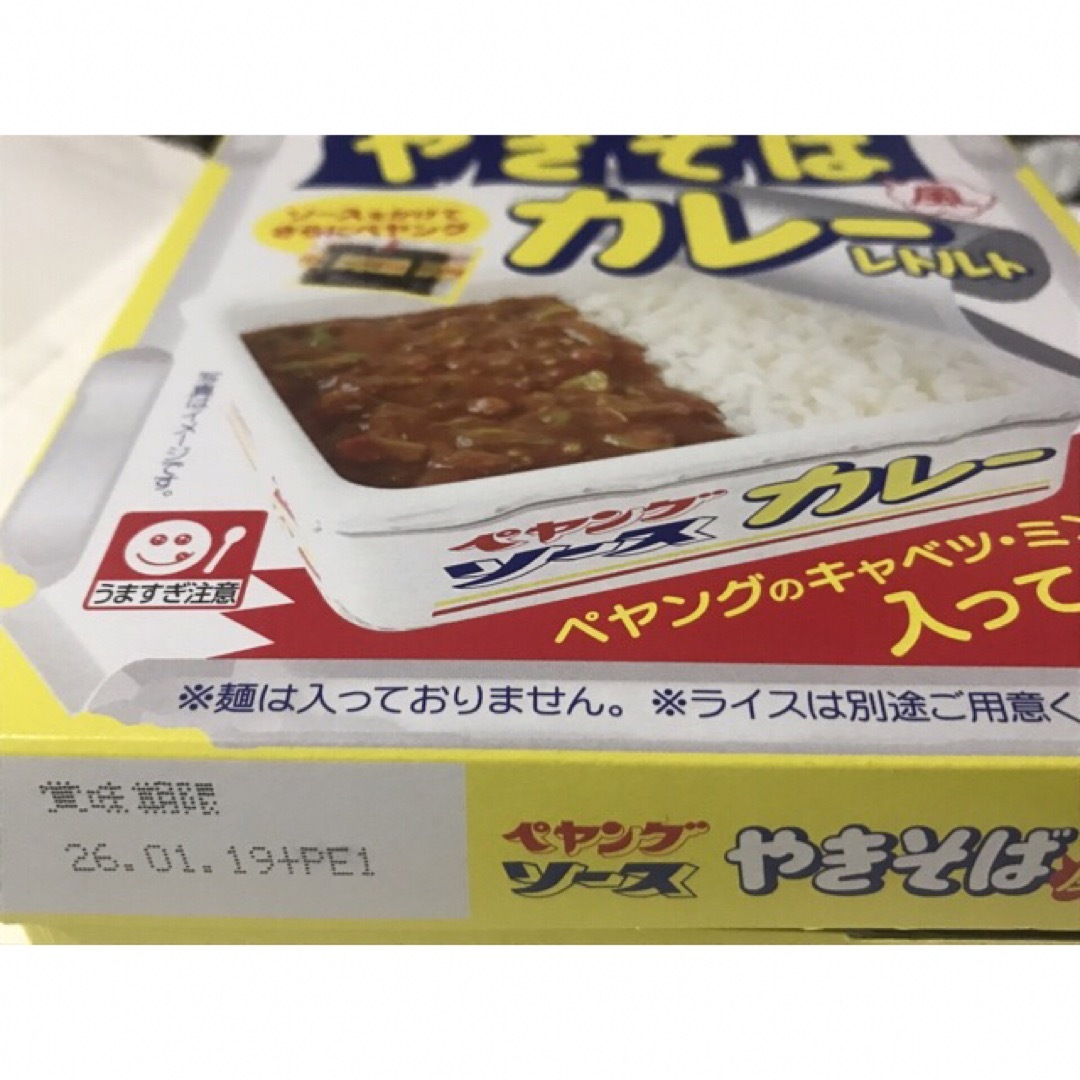 アイデアパッケージ ペヤング ソースやきそば風 レトルトカレー×4 食品/飲料/酒の加工食品(インスタント食品)の商品写真