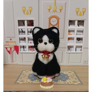 羊毛フェルト ハチ猫ちゃんのお誕生日　おめれとー(ぬいぐるみ)