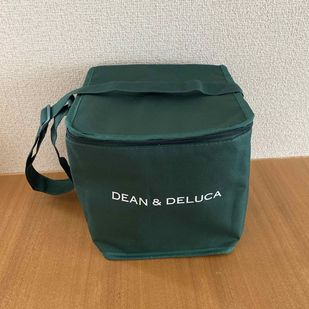 DEAN & DELUCA(ディーンアンドデルーカ)の【お値下げ】DEAN&DELUCAストラップ付き保冷バッグ インテリア/住まい/日用品のキッチン/食器(弁当用品)の商品写真