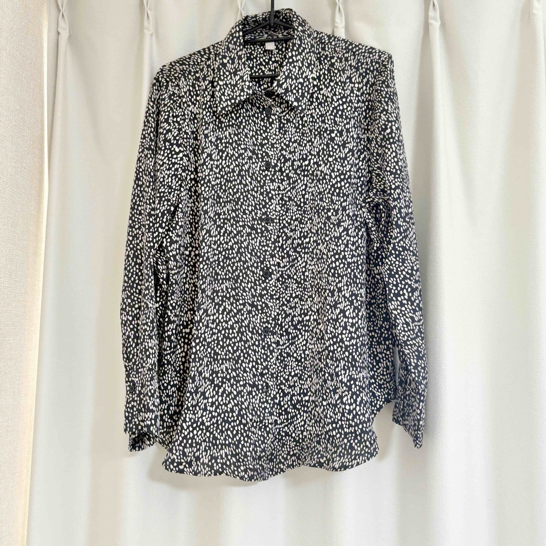 H&M(エイチアンドエム)のh&m エイチアンドエム 総柄 ブラック シャツ 長袖 レディースのトップス(シャツ/ブラウス(長袖/七分))の商品写真