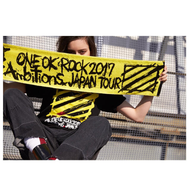 ONE OK ROCK(ワンオクロック)の2017 “Ambitions” JAPAN TOURマフラータオルYELLOW エンタメ/ホビーのタレントグッズ(ミュージシャン)の商品写真