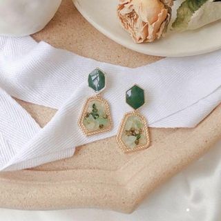 【新品未使用品】ピアス　緑　グリーン　レトロ　おしゃれ　リーフ(ピアス)