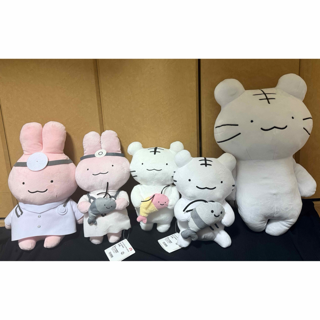 ホワイトタイガーとブラックタイガー ぬいぐるみ うさぎ先生 ホワイトタイガー エンタメ/ホビーのおもちゃ/ぬいぐるみ(キャラクターグッズ)の商品写真