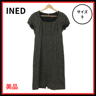 イネド(INED)の【美品】INED ひざ丈ワンピース ラウンドネック 半袖 フリル ブラック (ひざ丈ワンピース)