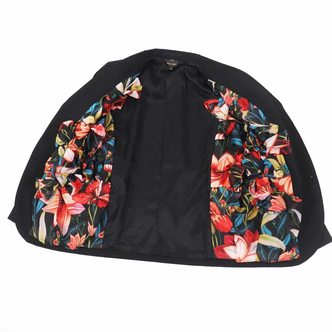 COMME des GARCONS(コムデギャルソン)の極美品◎COMME des GARCONS コムデギャルソン 2023年製 GM-J001 ウール 裏地マルチ 総柄 リボンモチーフ付き ジャケット ブラック S 日本製 正規品 レディース レディースのジャケット/アウター(その他)の商品写真