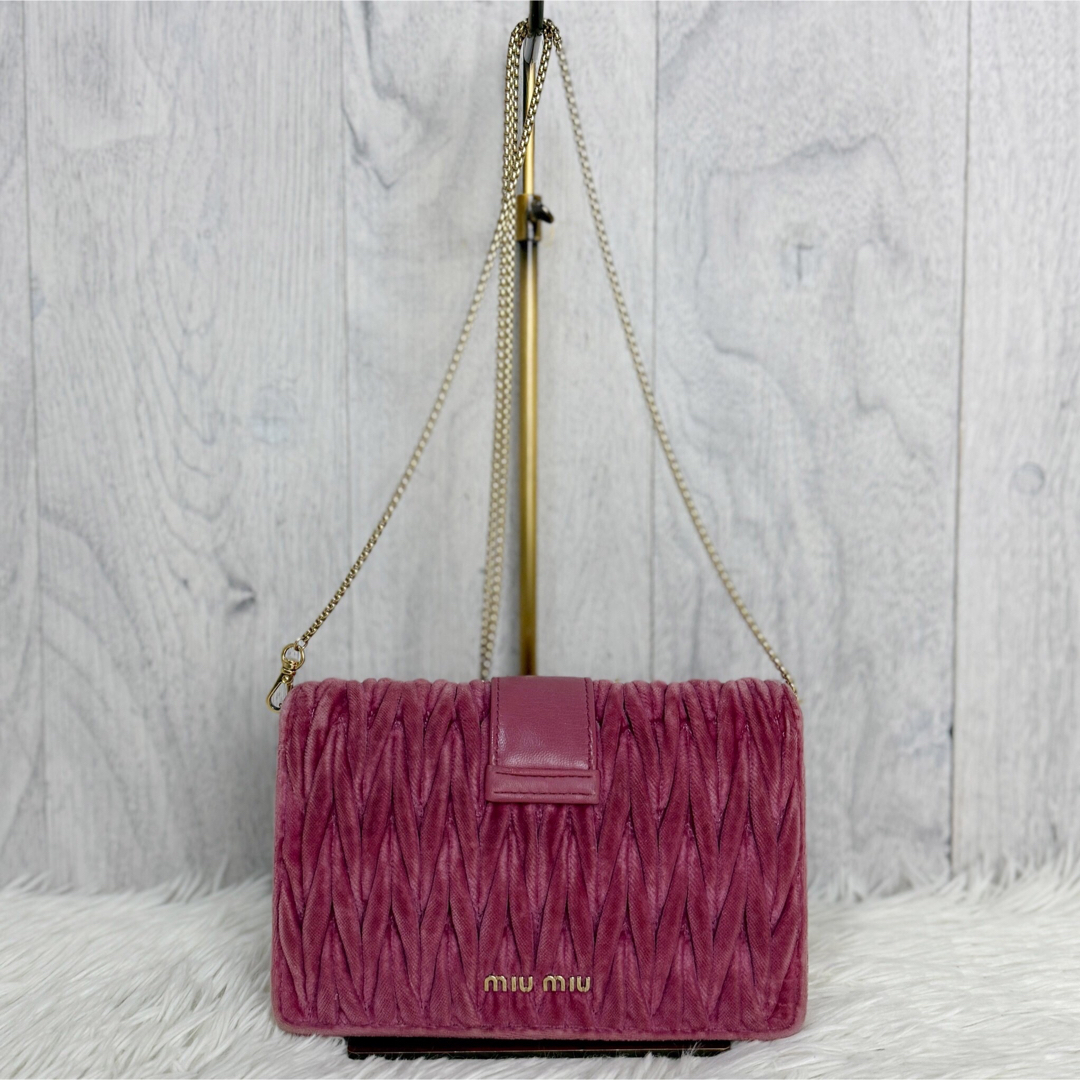 ファッションシーンで話題のこれから流行るブランド12選 希少♡ミュウミュウ - MIU MIU ロゴ ベルベット ビジュー バッグ