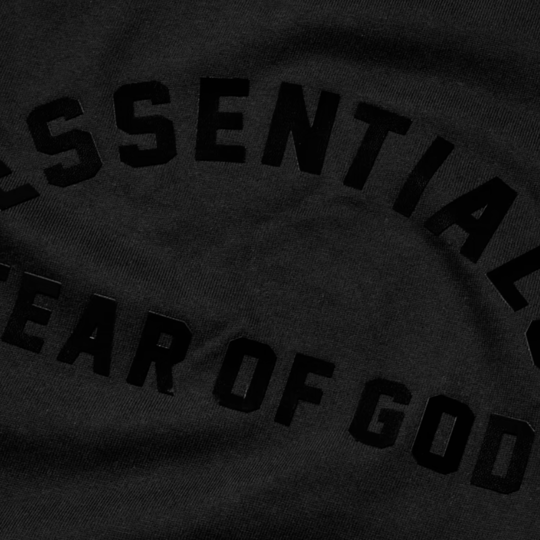 FEAR OF GOD(フィアオブゴッド)の新品・サイズS☆Fear of God Essentials☆ロゴTシャツ 黒 メンズのトップス(Tシャツ/カットソー(半袖/袖なし))の商品写真