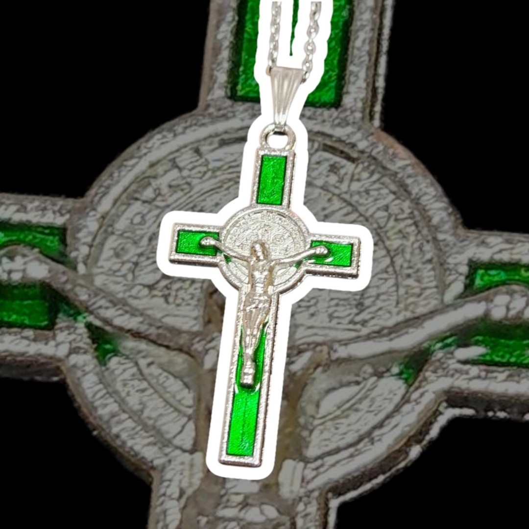 【ご奉仕価格】聖ベネディクトリバーシブル十字架お守りネックレス ～グリーン メンズのアクセサリー(ネックレス)の商品写真