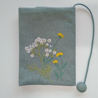 文庫本刺繍のブックカバー　ヤロウとサントリナ(ブックカバー)