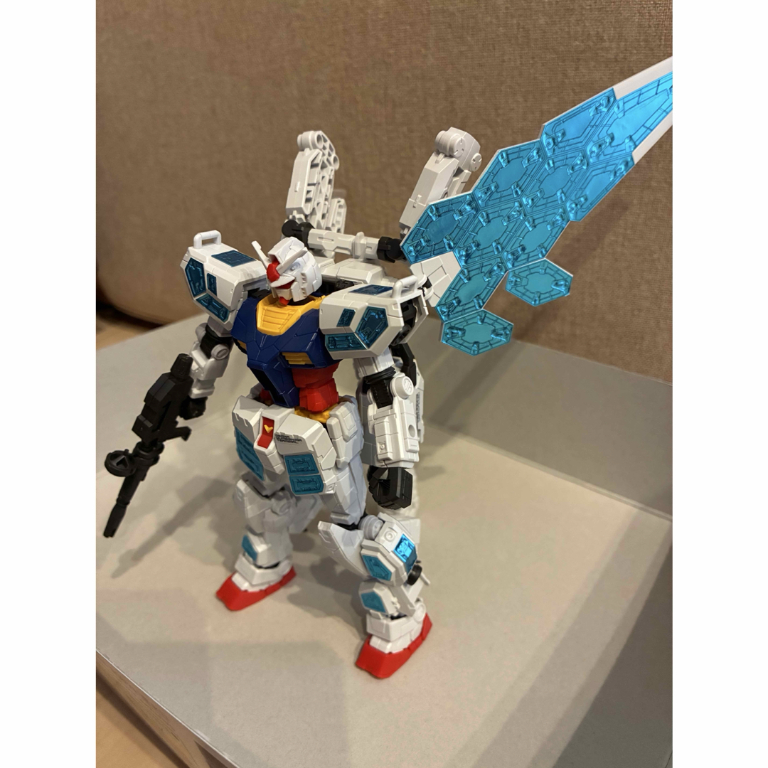 BANDAI(バンダイ)の【完成品】EG RX-78F00/Eガンダム＋グラスフェザー装備セット エンタメ/ホビーのおもちゃ/ぬいぐるみ(模型/プラモデル)の商品写真