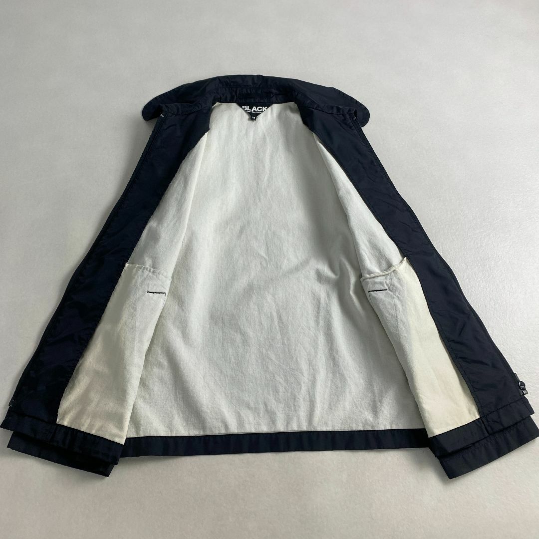 ブラックコムデギャルソン　ナイロンジャケット　フルジップ　丸襟　背面ロゴデザイン BLACK COMME des GARCONS - ブラックコムデギャルソン ナイロン